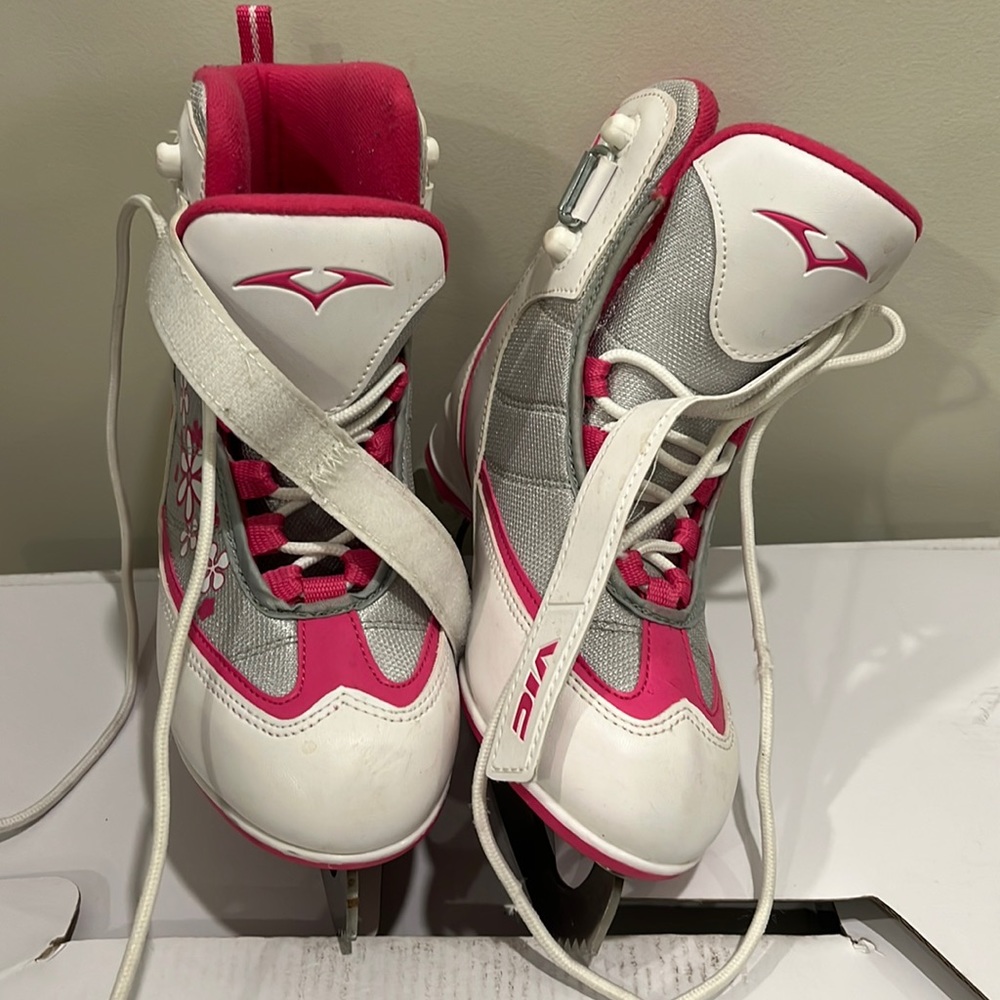 girl figure skating shoes